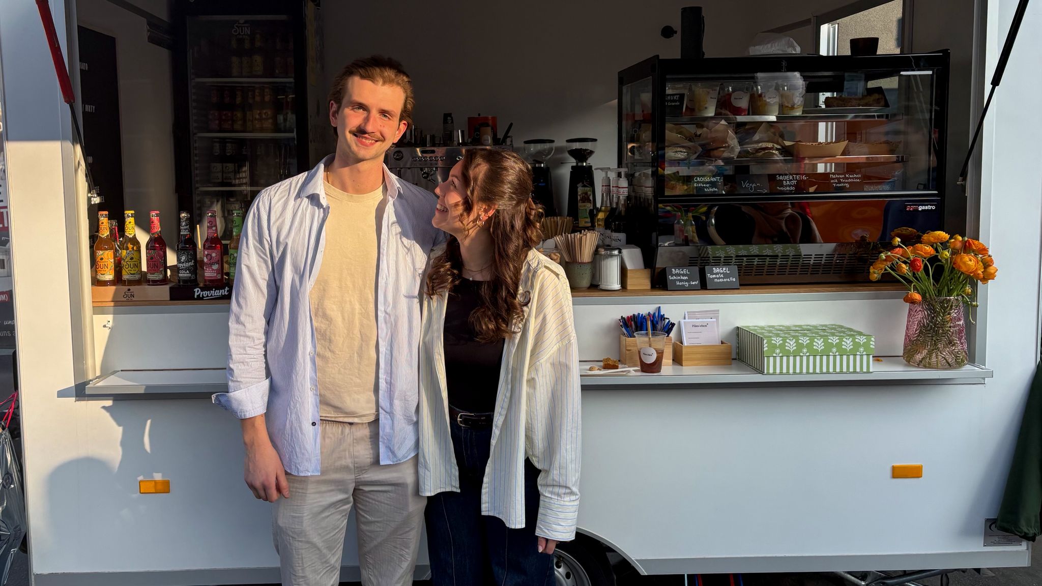 Das Päuschen-Team vor dem Kaffeewagen